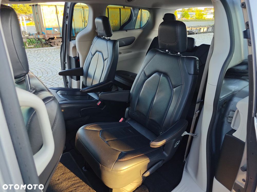 Chrysler Pacifica - 15