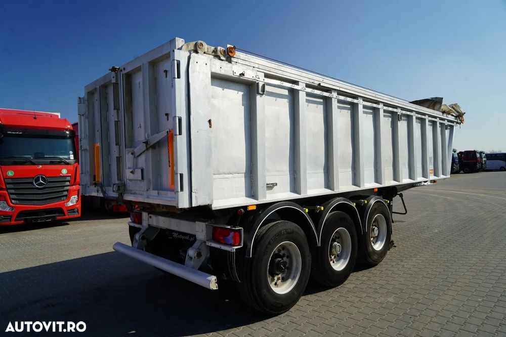 Benalu BENALU / 24 m3 / ALUMINIU / AXĂ RIDICATĂ / GREUTATE: 5.300 KG / PERDĂ ELECTRICĂ / JANTE DIN ALIAJ - 8