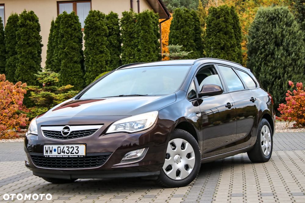 Opel Astra 2011 photo 2
