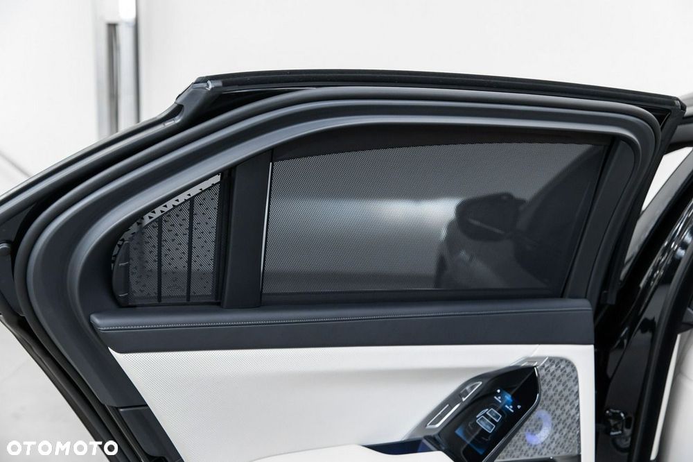 BMW Seria 7 M760e PHEV xDrive Individual Edition sport - 34