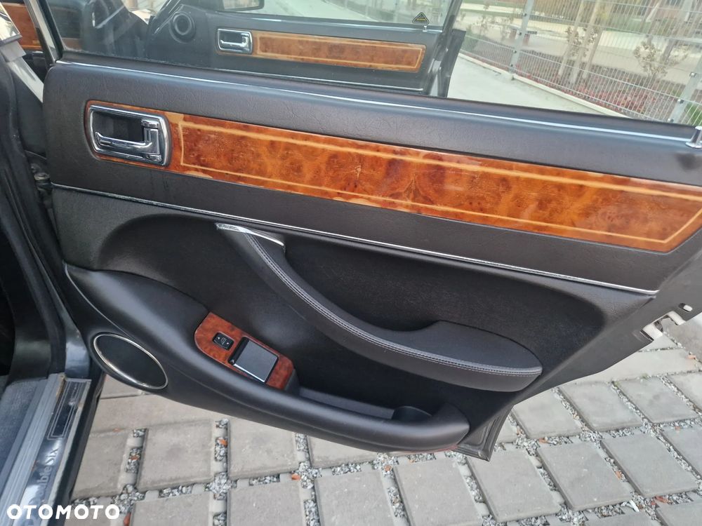 Jaguar Daimler Double Six - 23