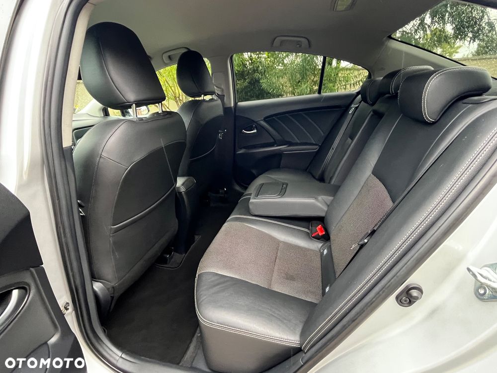 Toyota Avensis 1.8 Premium - 32