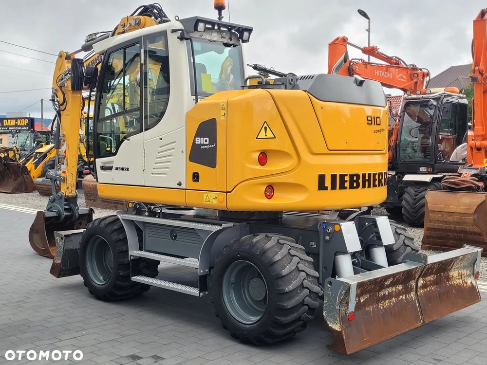 Liebherr A910 compact / 3 łyżki + widły / 2018rok / 2 x pług / - 6