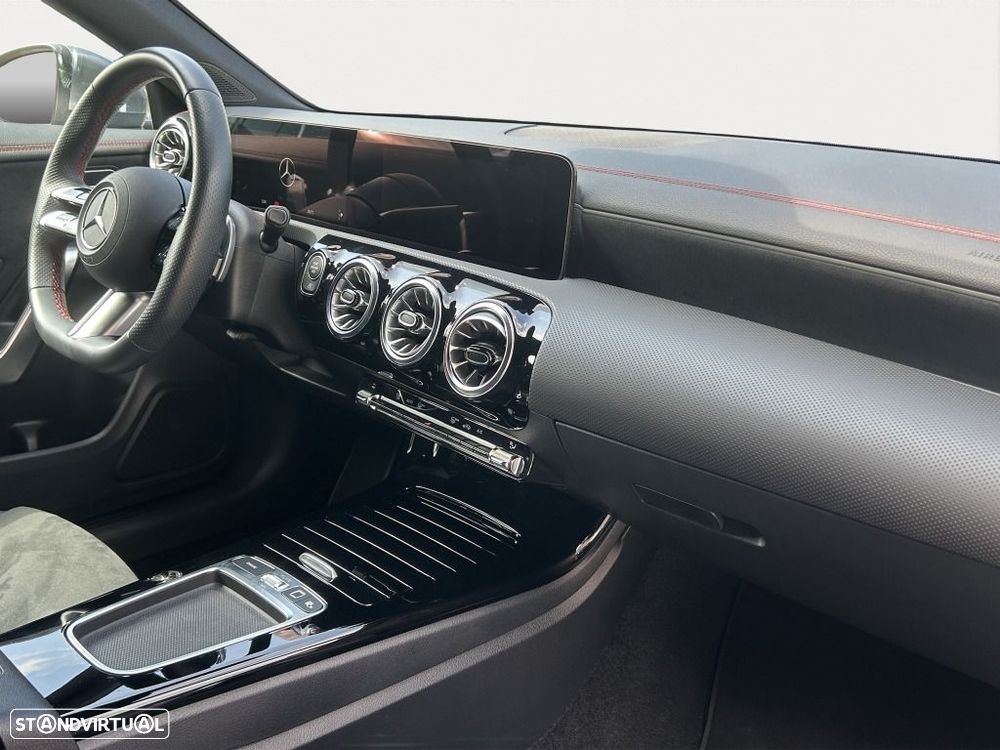 Mercedes-Benz CLA 180 — fotografia 12