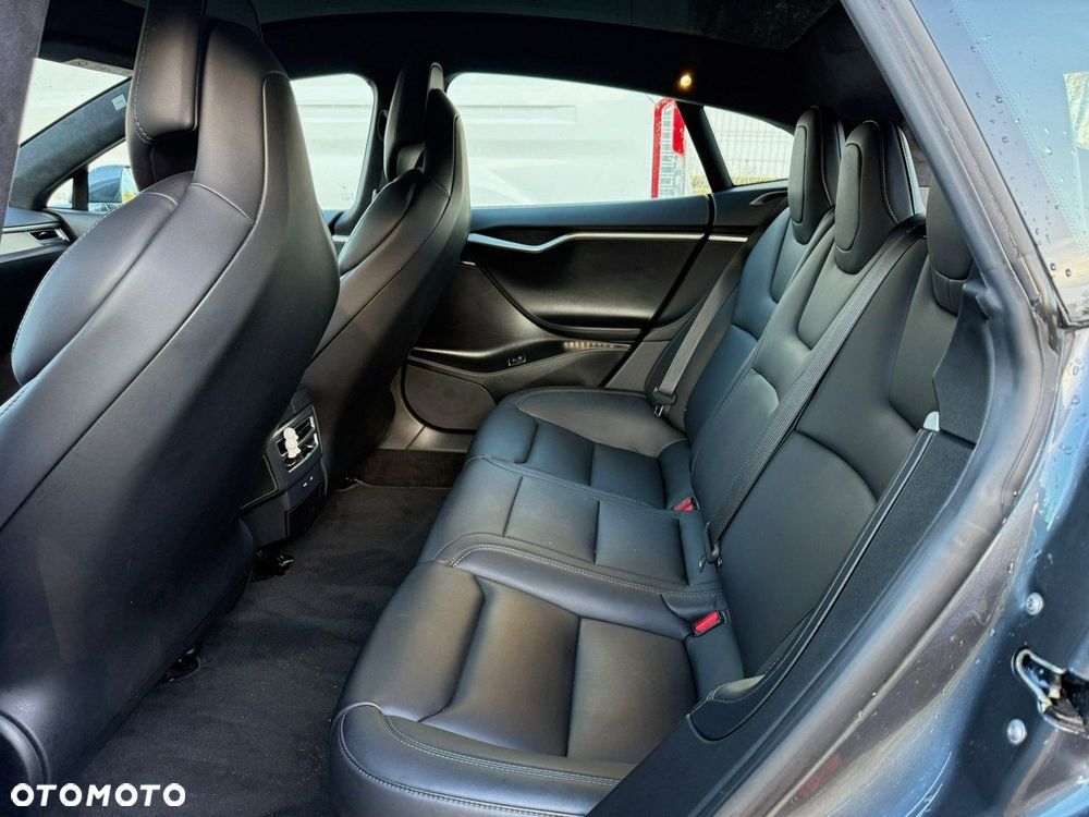 Tesla Model S - 10