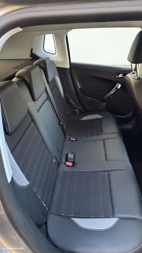 Peugeot 2008 1.2 PureTech Allure EAT6 - 21