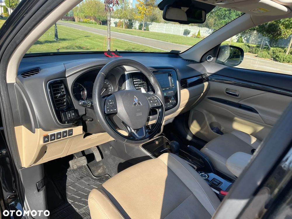 Mitsubishi Outlander - 32