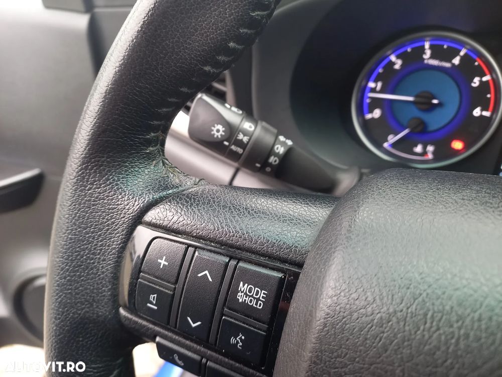 Toyota Hilux 4x4 Double Cab A/T Invincible - 19