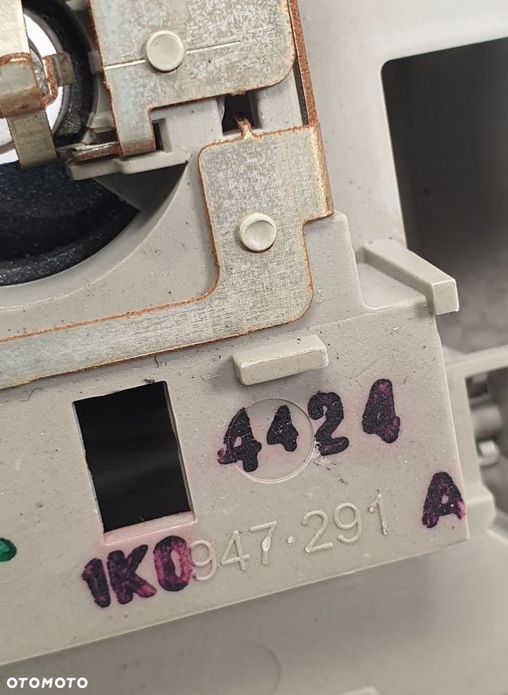 LAMPKA OŚWIETLENIE WNĘTRZA TYŁ VW GOLF V - 4