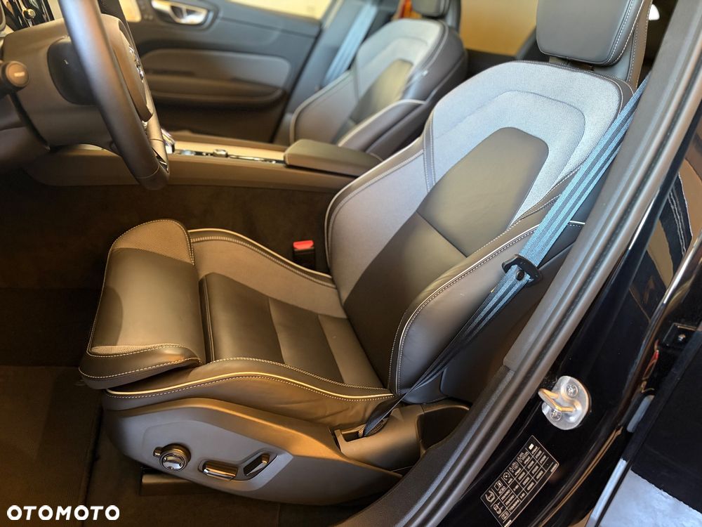 Volvo XC 60 B5 B AWD Ultra Dark - 28