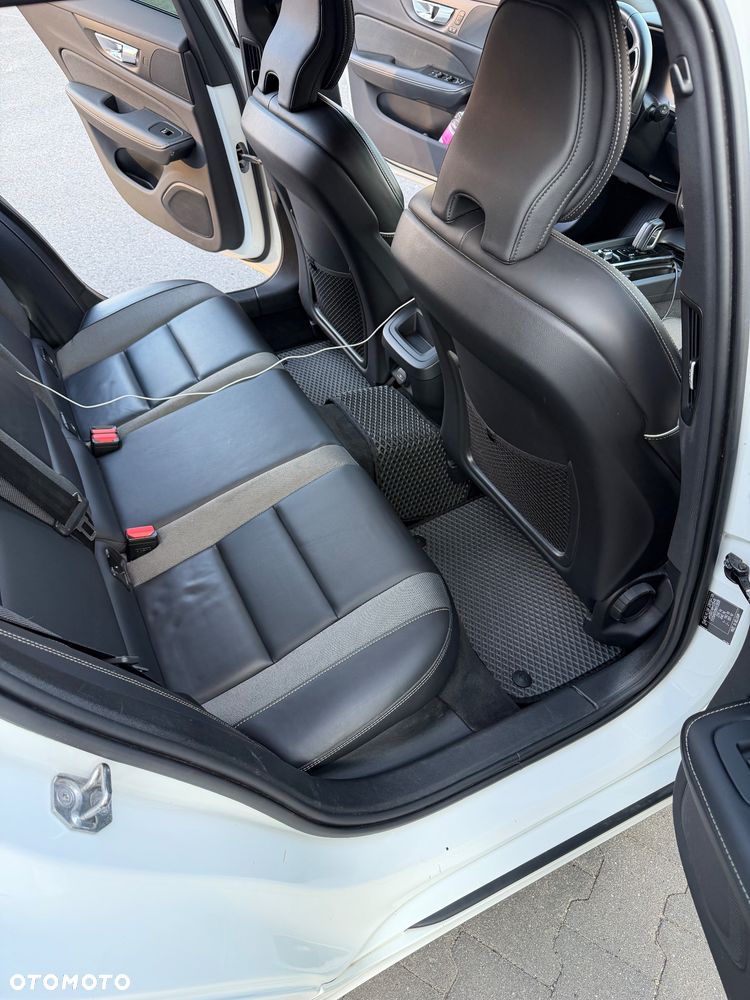 Volvo V60 B3 B R-Design - 14