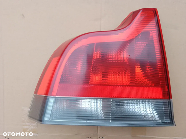 Volvo S60 lampa lewa tylna lewy tył