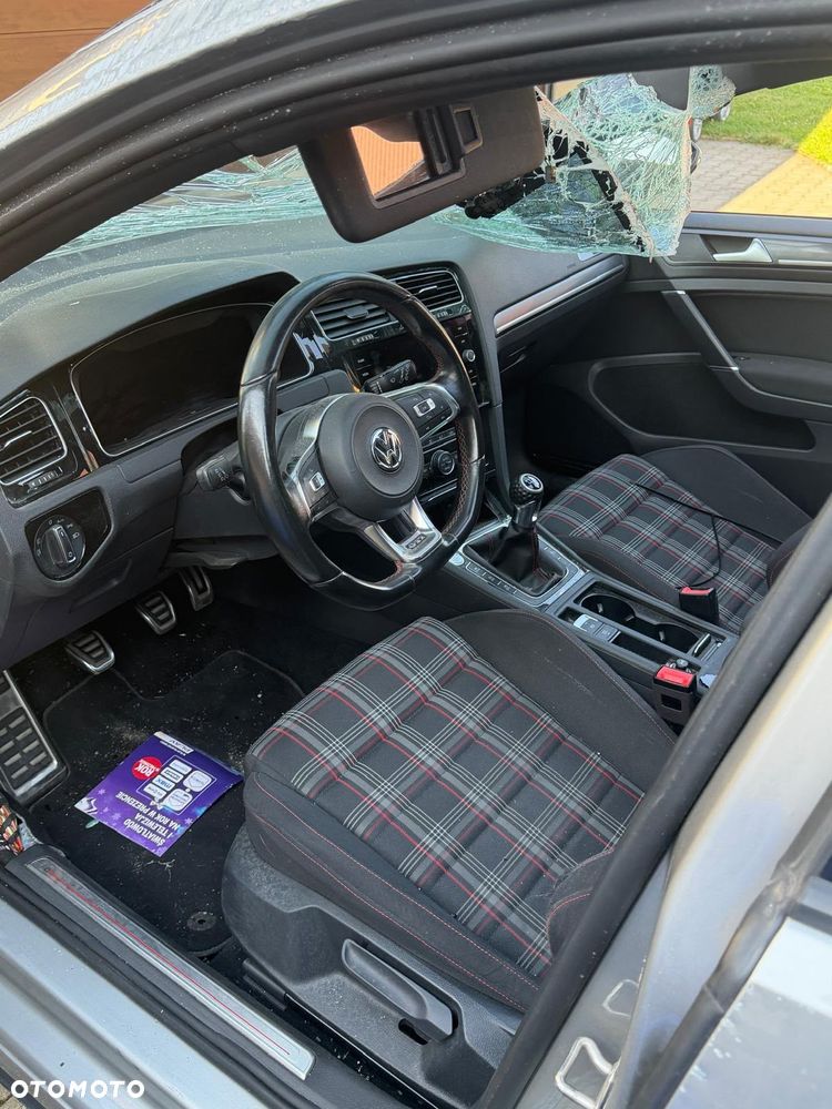 Volkswagen Golf - 6