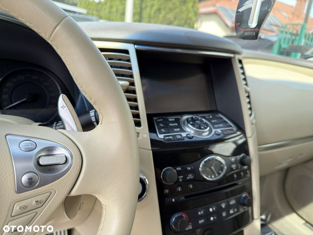 Infiniti QX70 - 16