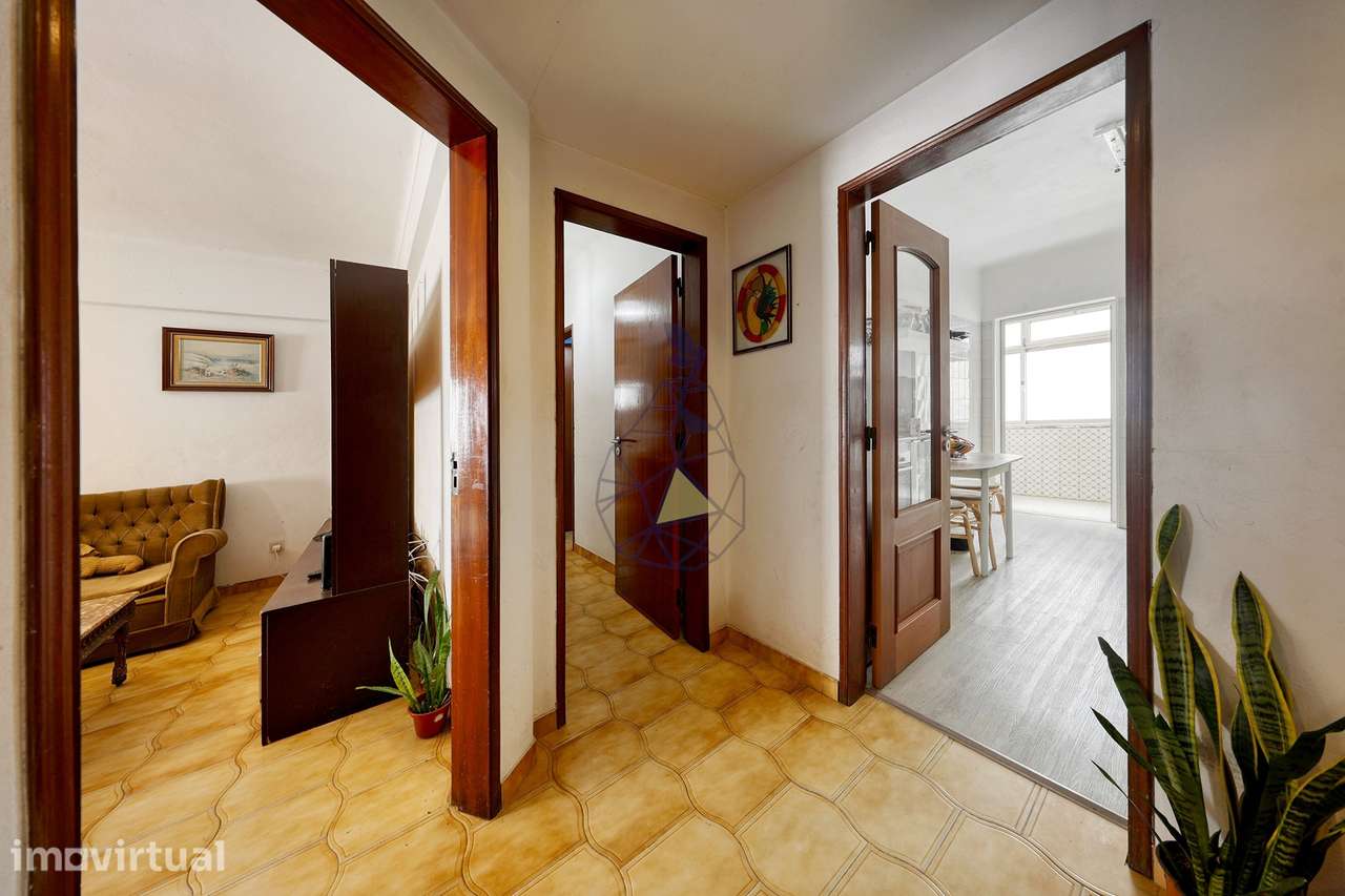 Apartamento T3 Mobilado e Remodelado com 2 casas de banho e Garagem em - Grande imagem: 4/47