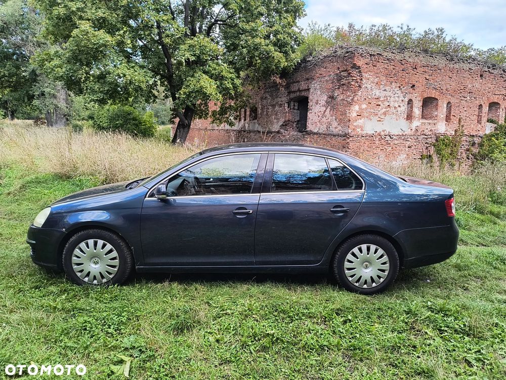 Volkswagen Jetta 1.6 FSI Trendline - 4