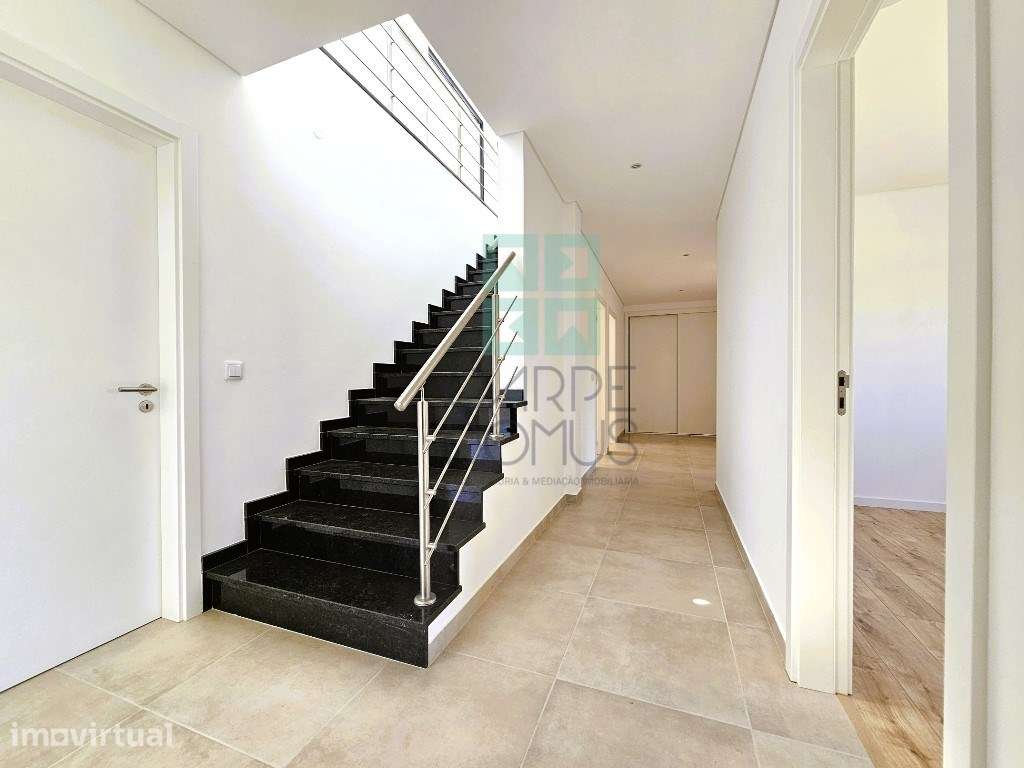 Apartamento T4 novo com 162,67m2, terraço no topo, garagem para 3 v... - Grande imagem: 4/33