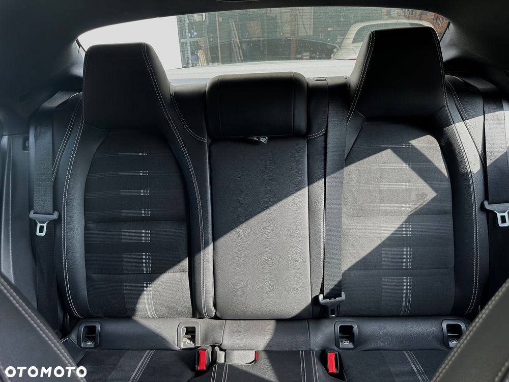 Mercedes-Benz CLA 180 7G-DCT Urban - 32