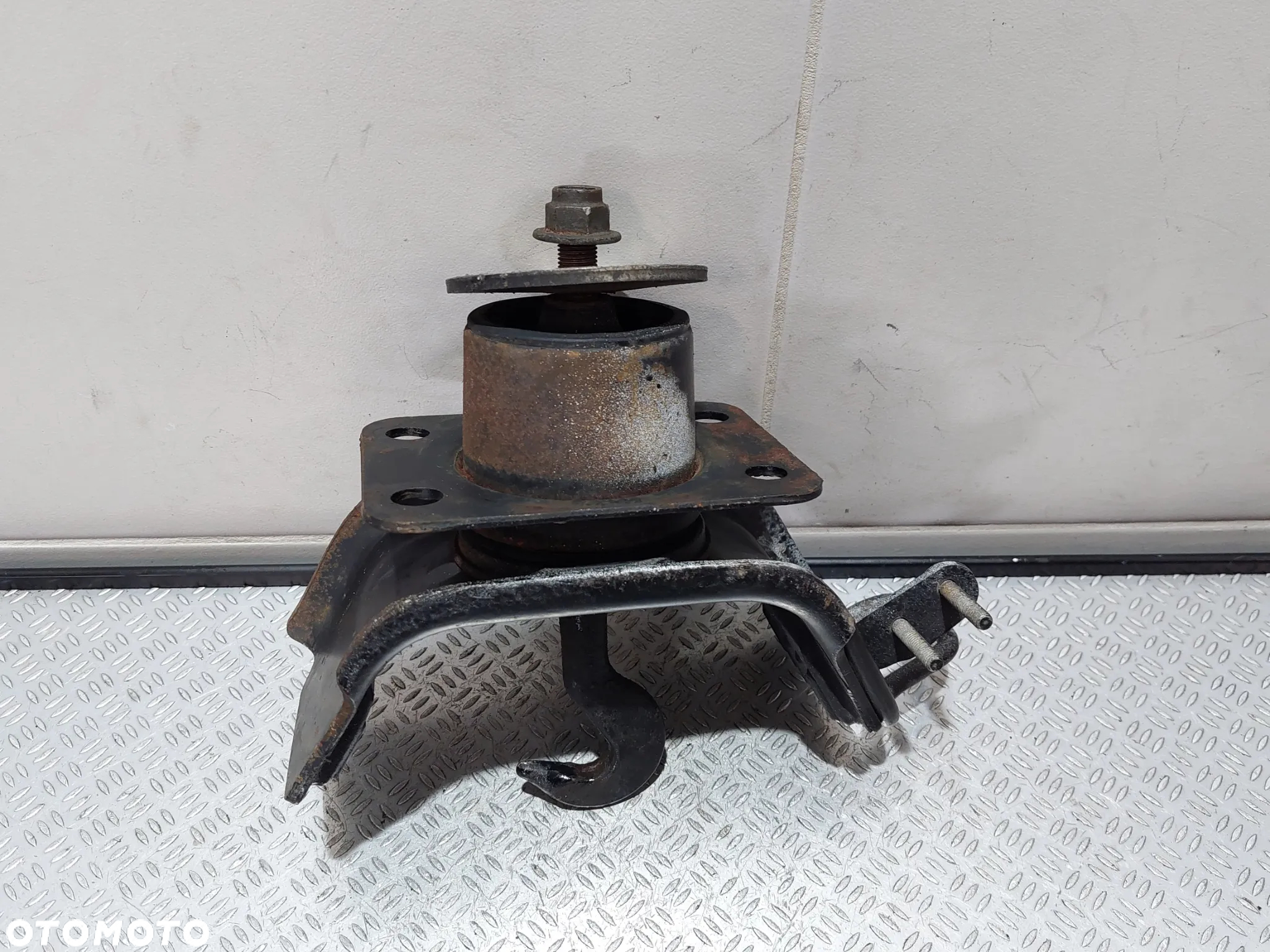 ŁAPA PODUSZKA MOCOWANIA KABINY LEWA TOYOTA DYNA R2008 3,0 DISEL - 3