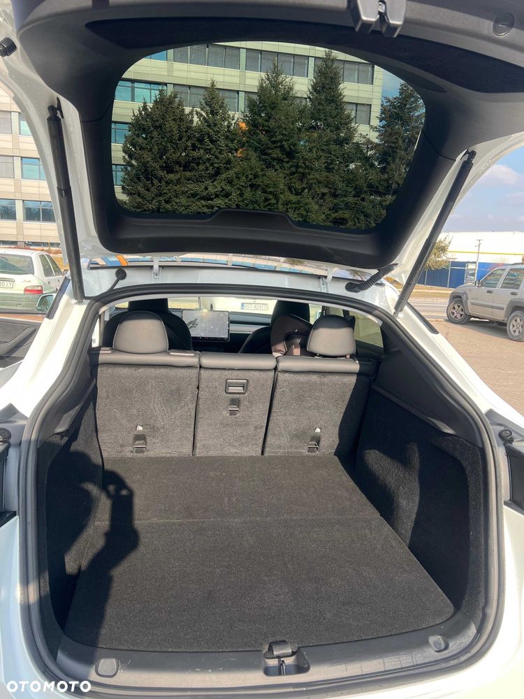 Tesla Model Y - 8