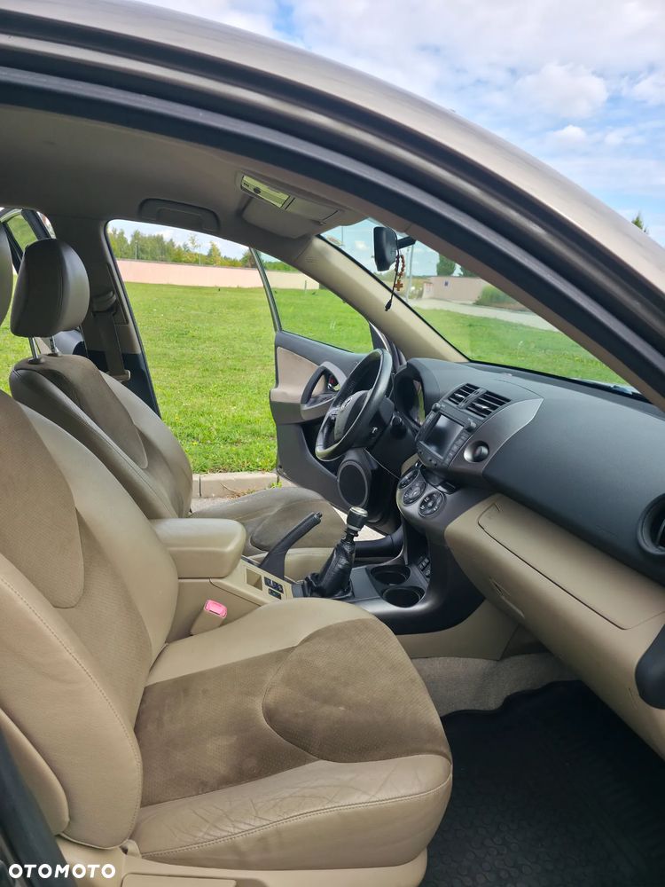 Toyota RAV4 - 8