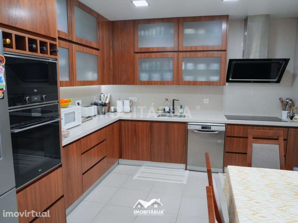 Casa privada com 4 quartos, piscina, pátios e acomodações versáteis. - Grande imagem: 3/41