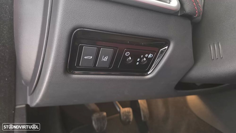 Jaguar XE 2.0 D R-Sport - 36