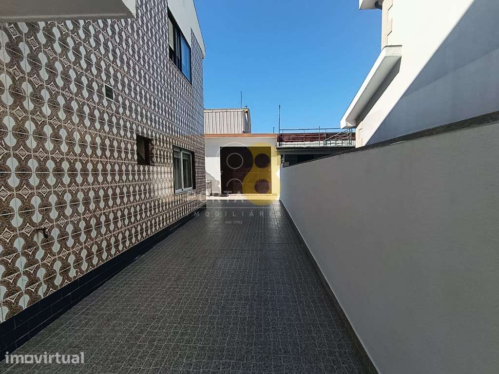 Moradia de 4 Frentes com dois T3 Independentes Excelente Oportunida... - Grande imagem: 2/27