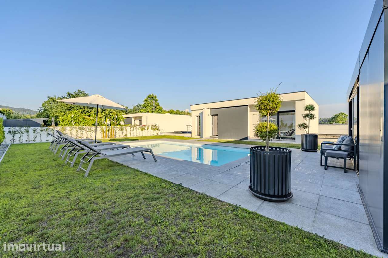 Moradia T3 Isolada com Jardim e Ar Condicionado - Grande imagem: 2/41