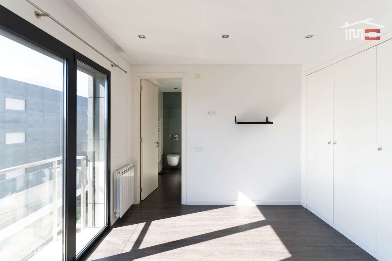 APARTAMENTO T2 COM COZINHA EQUIPADA  COMO NOVO COM ELEVADOR E GARAG... - Grande imagem: 3/16