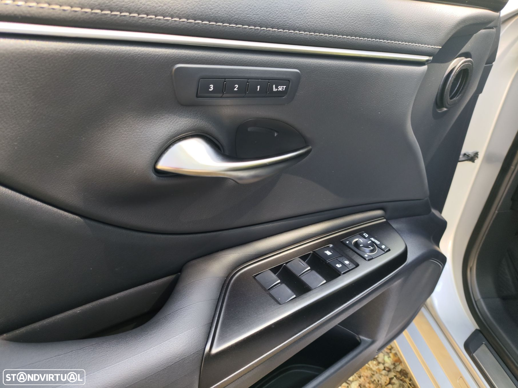 Lexus ES 300h Executive+ - 29