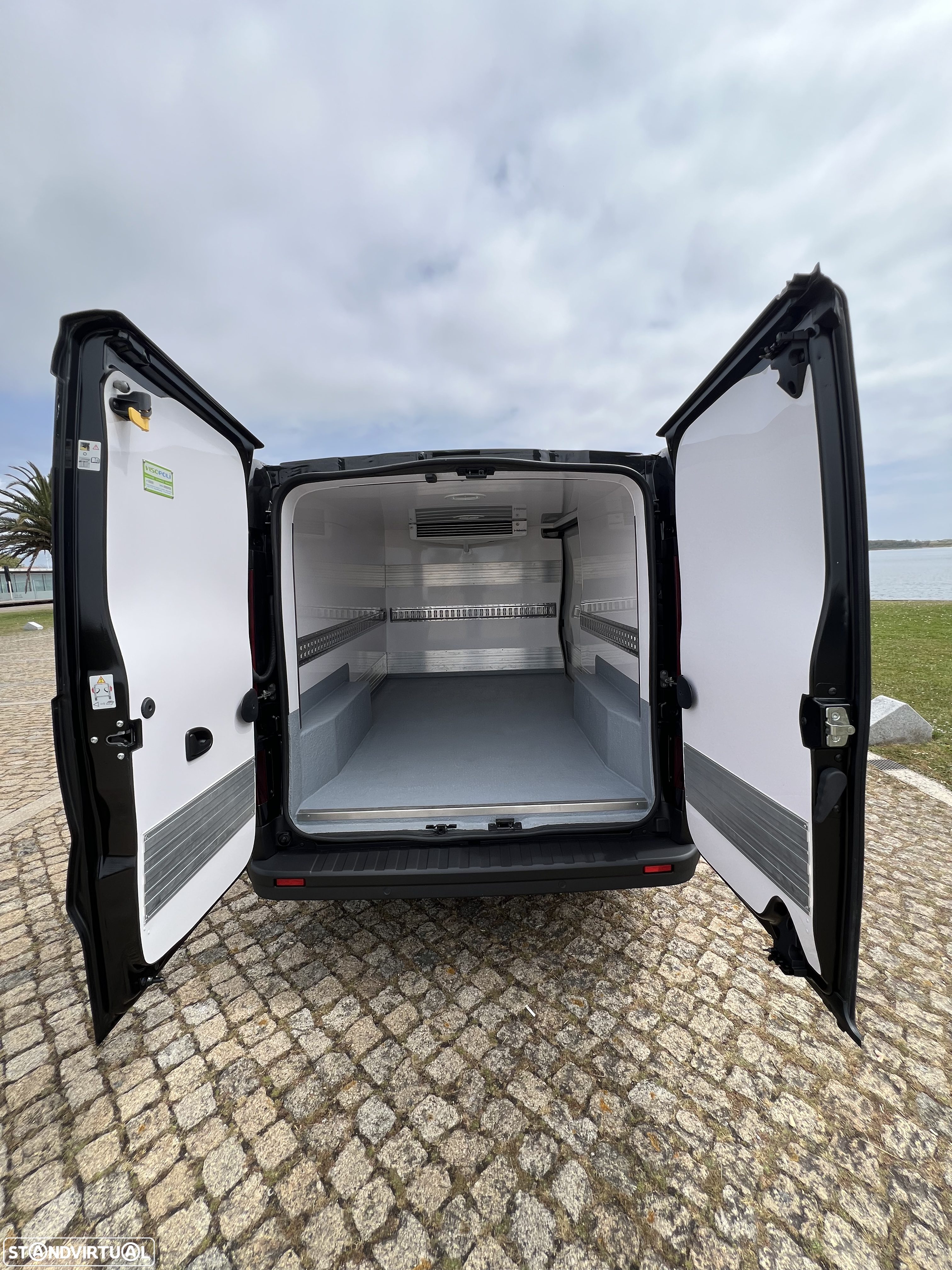 Renault Trafic Van 2.0 DCi 150cv c/ frio + caixa isotérmica - 15