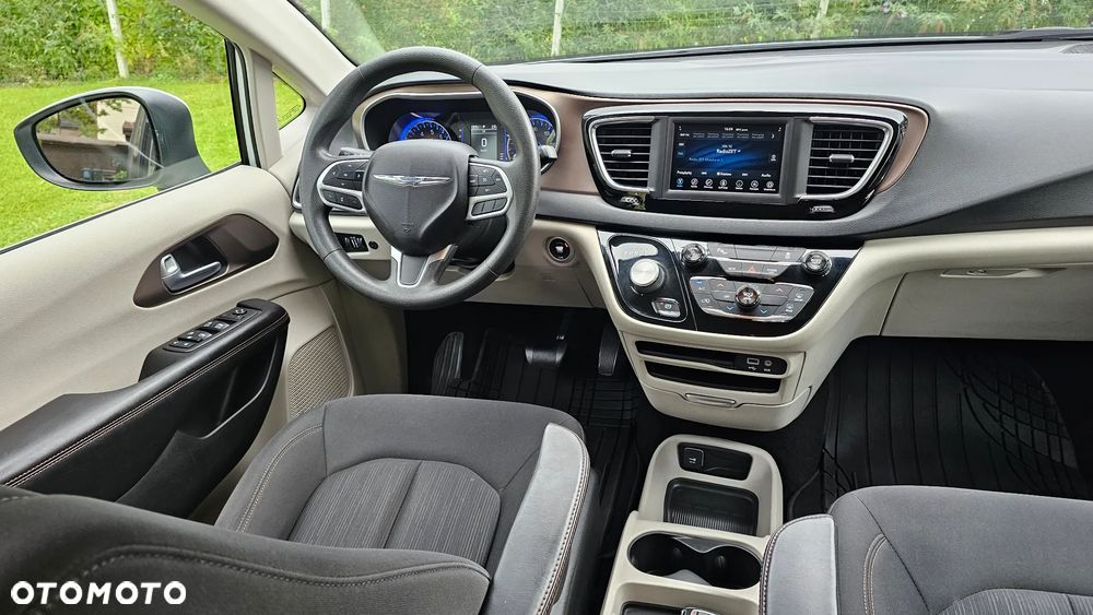 Chrysler Pacifica - 16