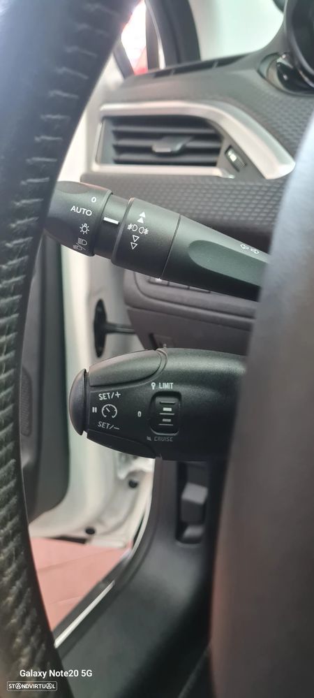 Peugeot 2008 BlueHDi 100 STOP & START Signature - 28