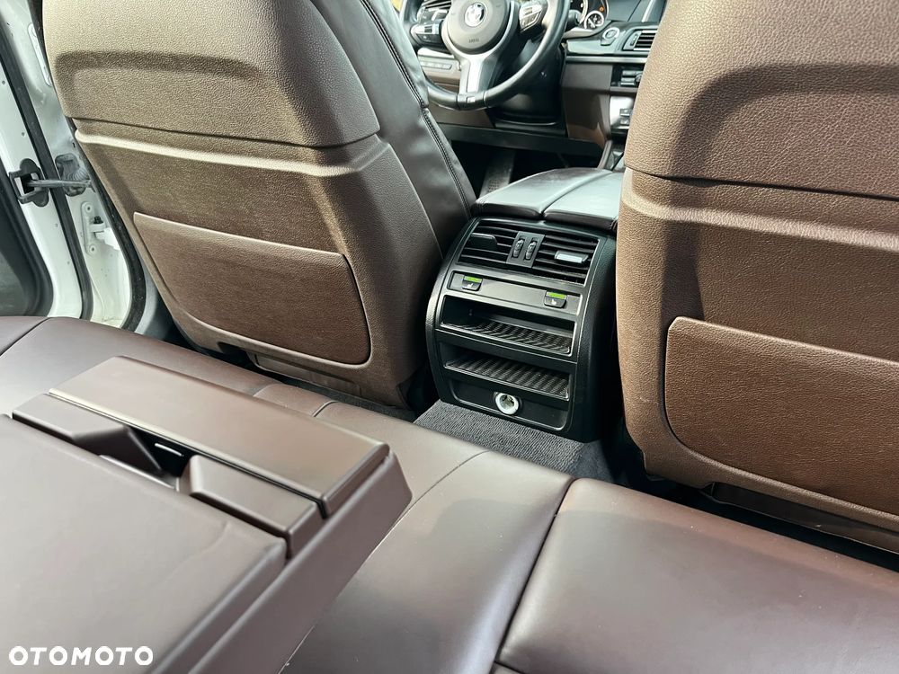 BMW Seria 5 550i xDrive - 36
