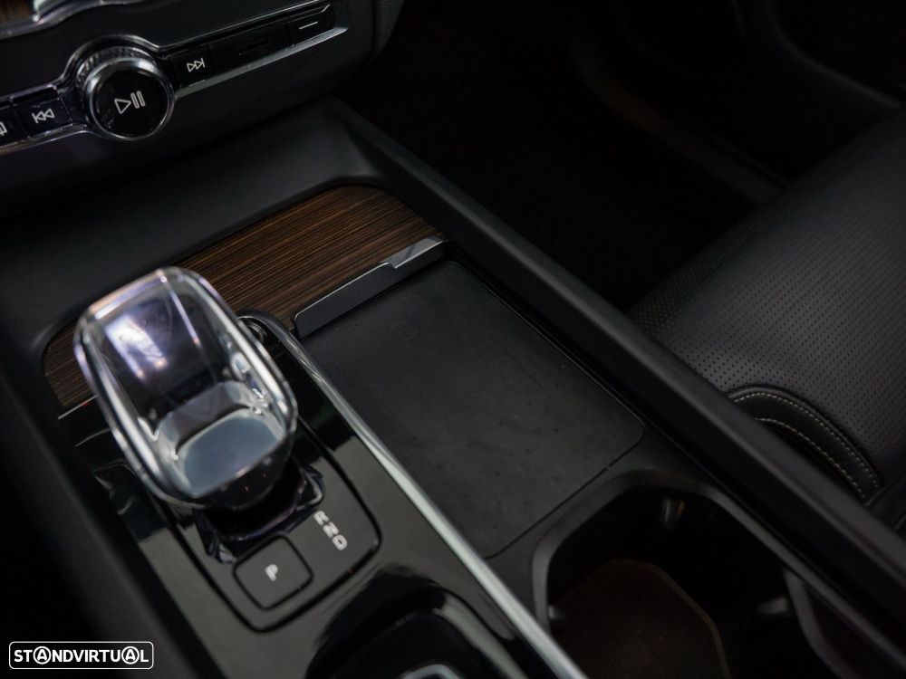 Volvo XC 60 2.0 T6 PHEV Plus Dark - 30