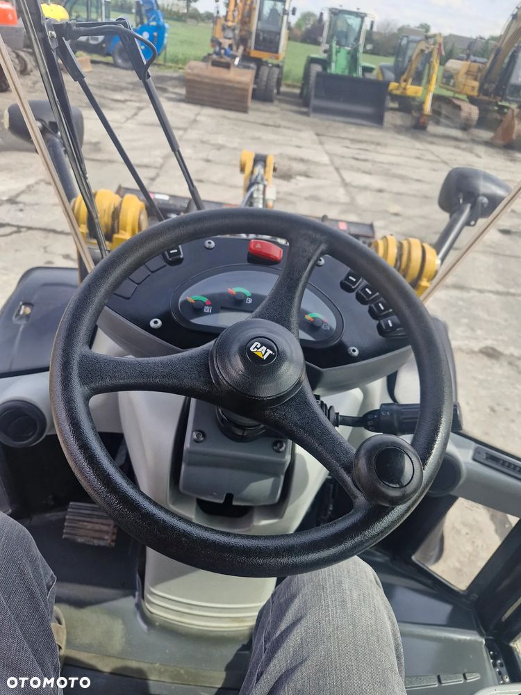 Caterpillar 906M - 8