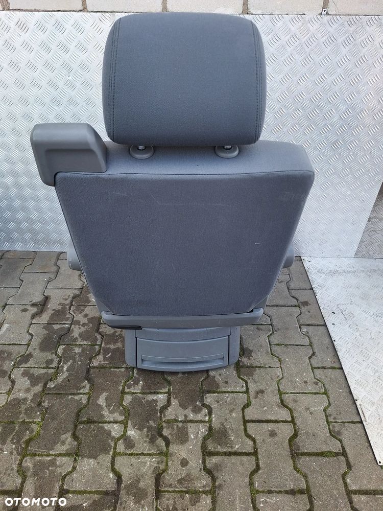 FOTEL OBROTOWY VW T5 MULTIVAN - 5