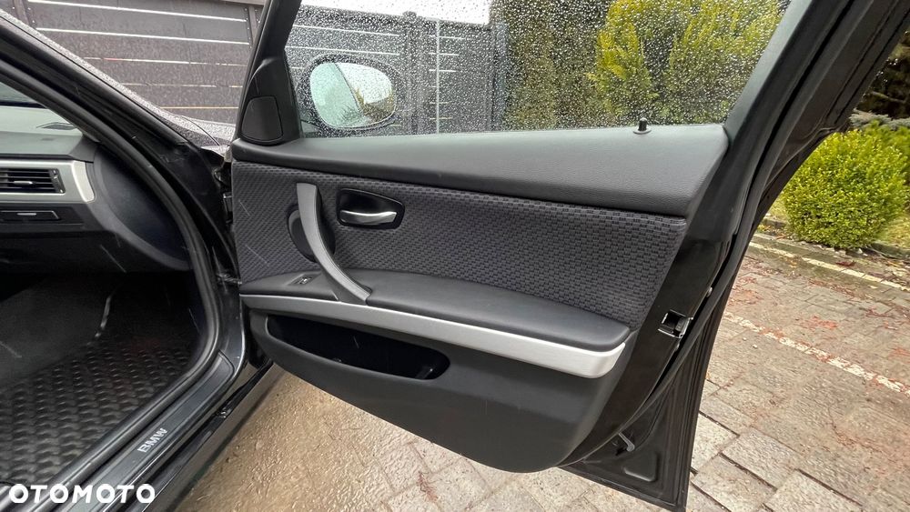 BMW Seria 3 318i Edition Exclusive - 36