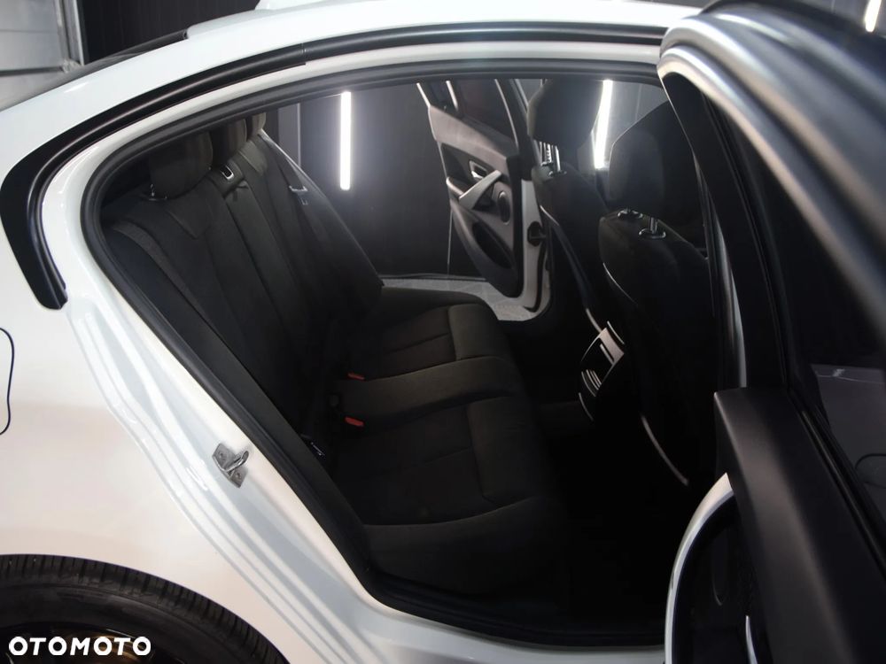 BMW Seria 3 318i - 9