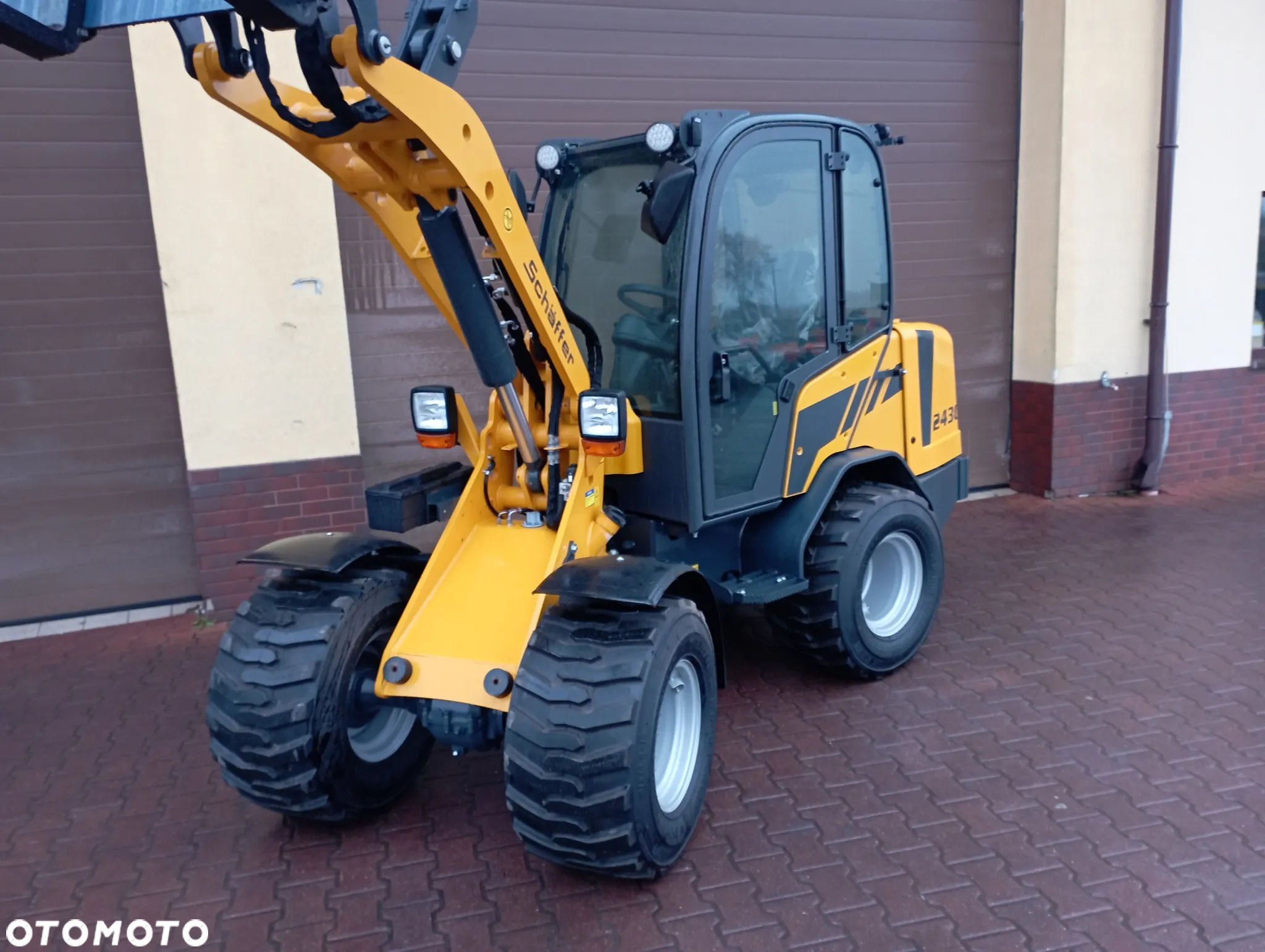 Schäffer 2430 z kabiną - 3