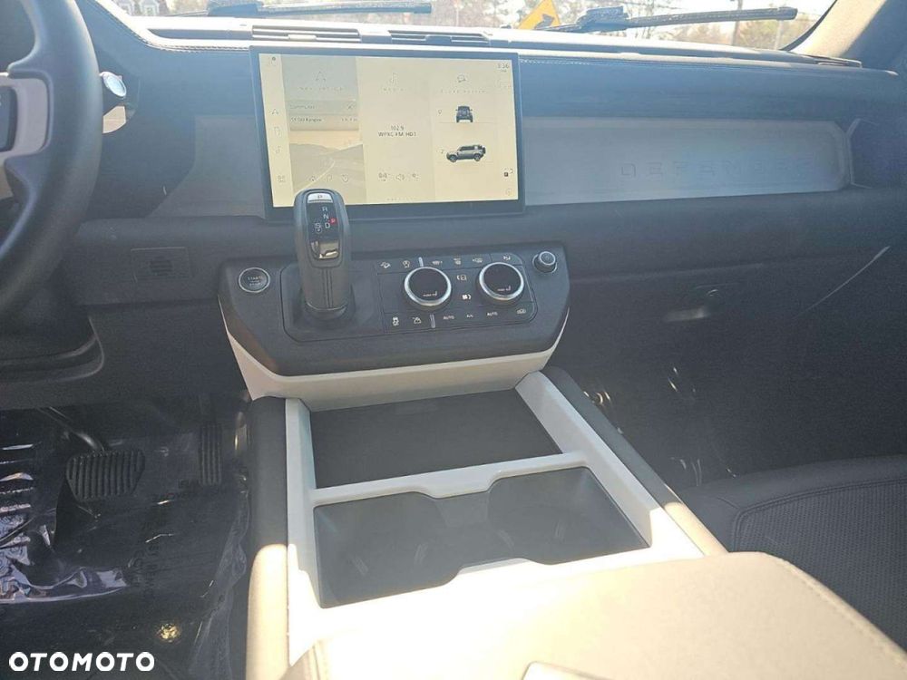 Land Rover Defender - 8