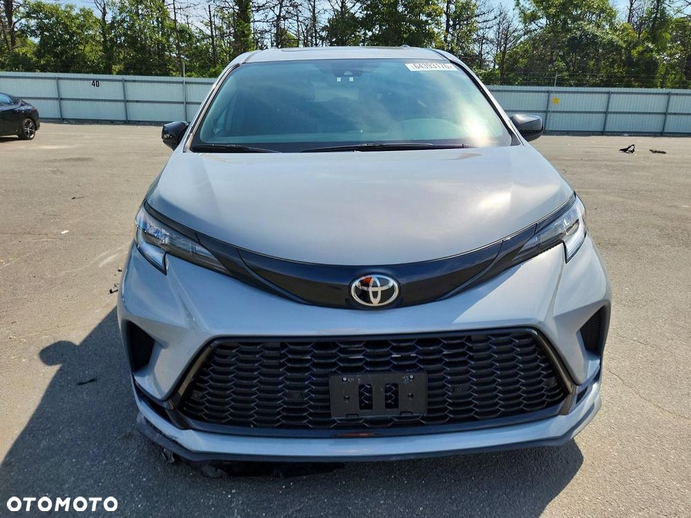 Toyota Sienna - 6