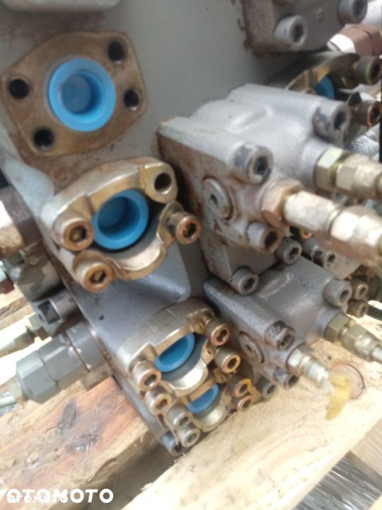 Rozdzielacz Hitachi 210W C0400-60009 05-09 1050 4486321 - 9