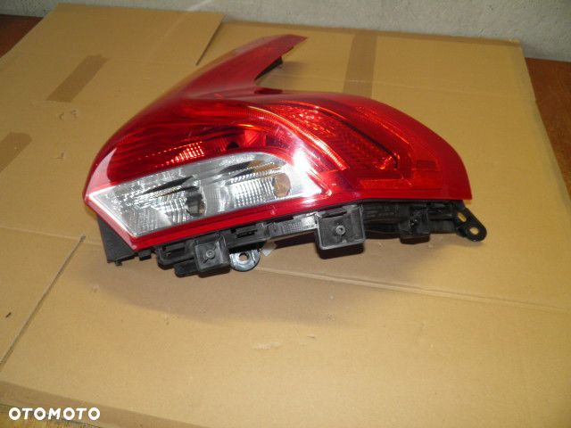 LAMPA TYLNA PRAWA VOLVO V40 XC40 - 2