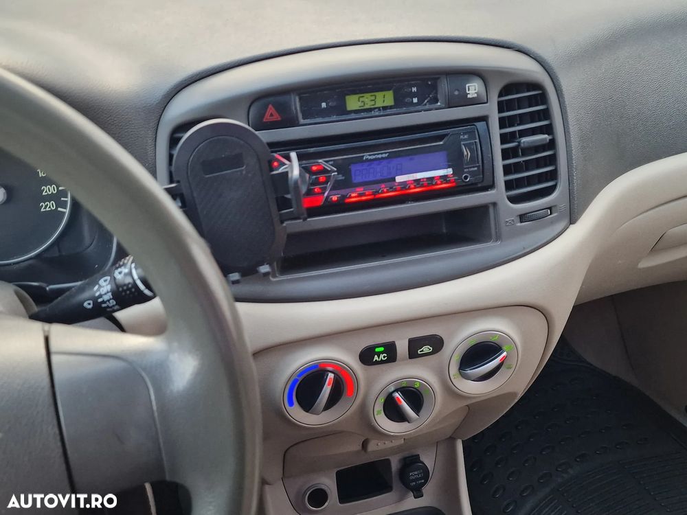 Hyundai Accent MC 1.6 DOHC 4DR GLS PREMIUM - 17