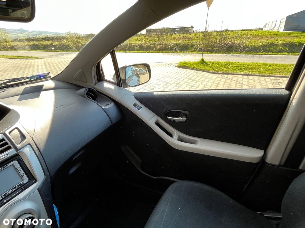 Toyota Yaris 1.3 - 7