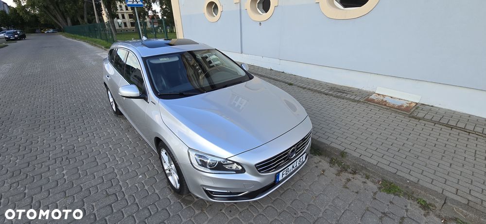 Volvo V60 D6 AWD Plug-in Hybrid Summum - 2