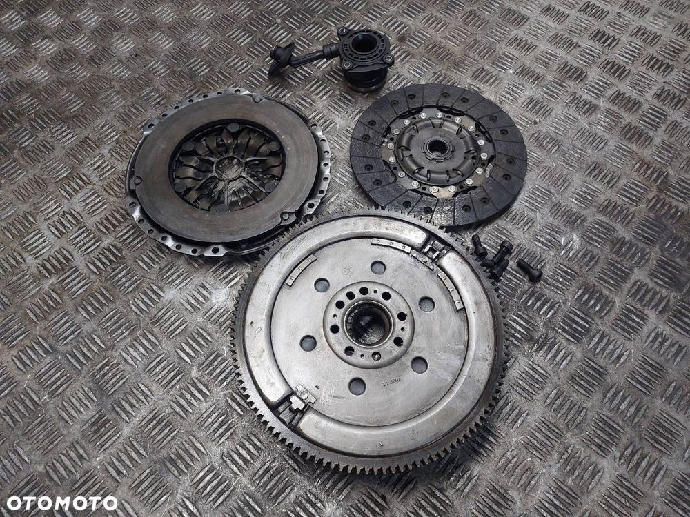 KOŁO DWUMASOWE + TARCZA + DOCISK + ŁOŻYSKO OPOROWE VOLVO V50 I S40 II 2.0 D - 7