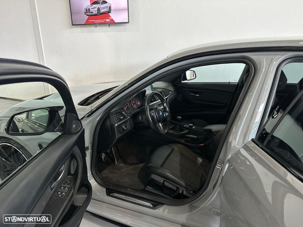 BMW 320 d Pack M - 12